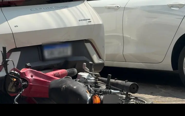 Moto presa embaixo do para-choque traseiro do BYD